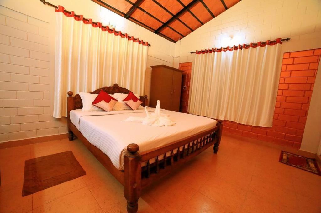 Emarald Wild West Hotel สุลต่านบาเทรี ภายนอก รูปภาพ