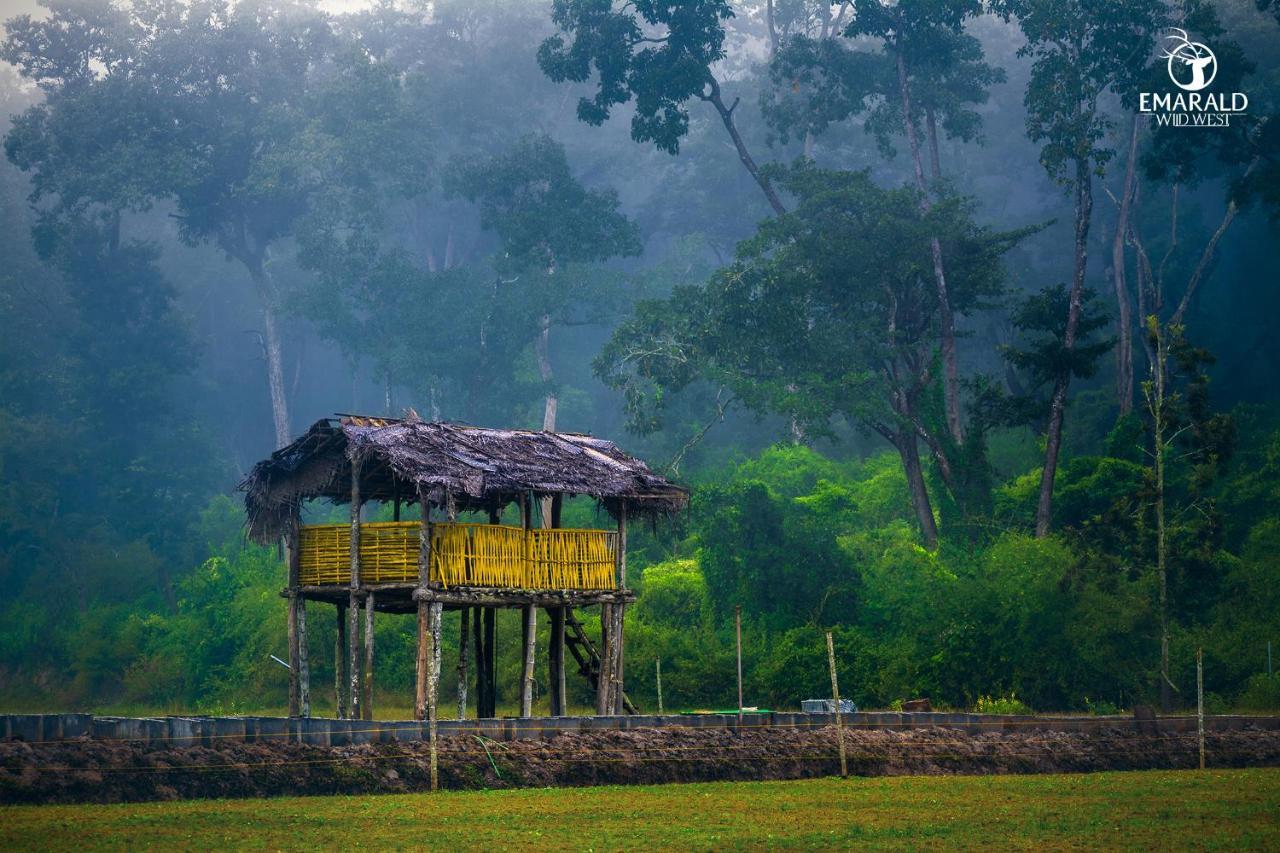 Emarald Wild West Hotel สุลต่านบาเทรี ภายนอก รูปภาพ